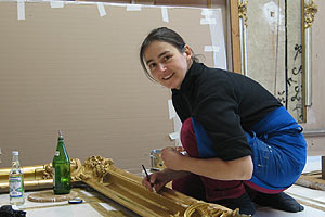 Alexia Falk bei der Restaurierung eines Bilderrahmens
